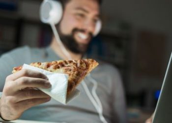 Τι ώρα πρέπει να σταματάτε να τρώτε, σύμφωνα με τους καρδιολόγους