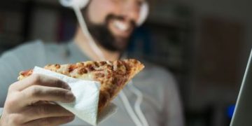 Τι ώρα πρέπει να σταματάτε να τρώτε, σύμφωνα με τους καρδιολόγους