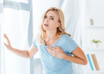Ξαφνικός, οξύς πόνος στο στήθος: Οι 7 συνήθεις αιτίες – Πότε να ζητήσετε βοήθεια