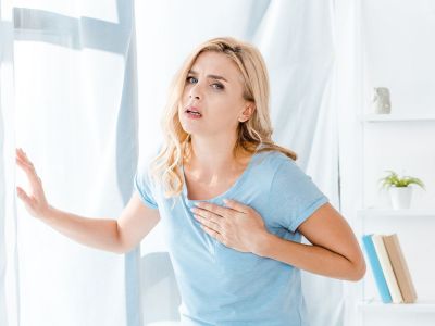 Ξαφνικός, οξύς πόνος στο στήθος: Οι 7 συνήθεις αιτίες – Πότε να ζητήσετε βοήθεια