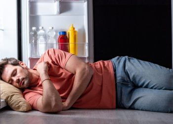 Πώς να κοιμηθείτε καλύτερα σε ζεστό καιρό χωρίς κλιματισμό στο δωμάτιο