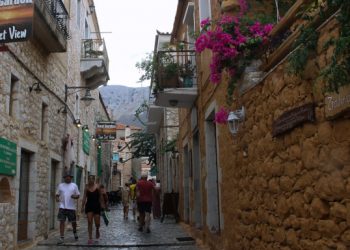 Ο Guardian «υμνεί» την Μάνη: Μία γη όπου η πέτρα και η Ιστορία κυριαρχούν