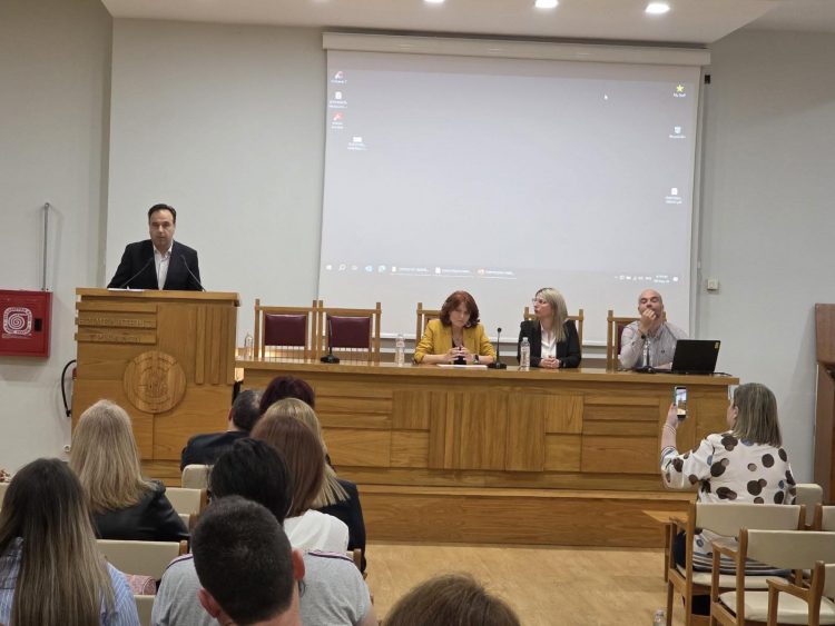 «Τα όρια χτίζουν ασφαλή παιδιά»: Μεγάλο ενδιαφέρον στην ημερίδα του Συλλόγου ΚΞΓ Τρικάλων