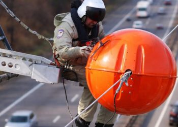 Τι ρόλο παίζουν οι πορτοκαλί μπάλες στα καλώδια του ρεύματος