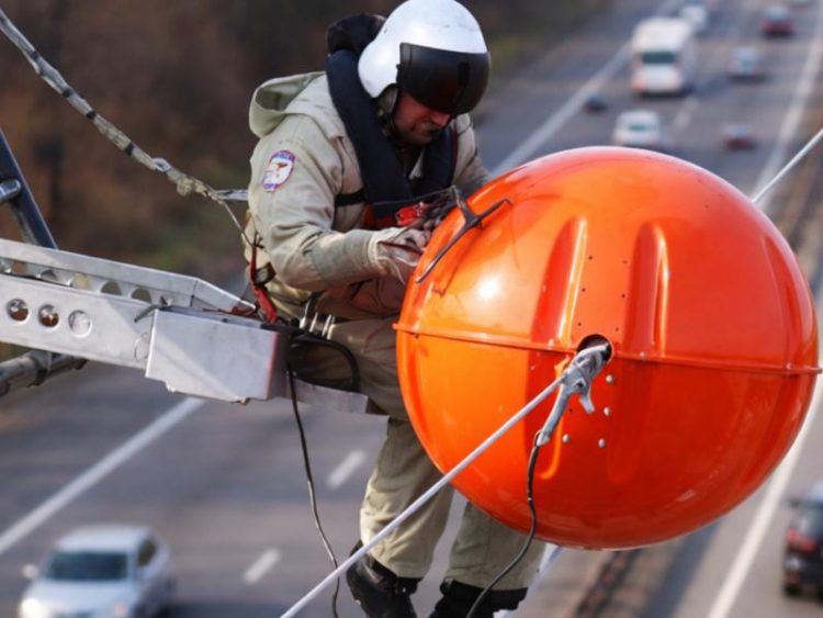 Τι ρόλο παίζουν οι πορτοκαλί μπάλες στα καλώδια του ρεύματος