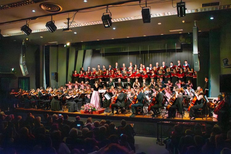 Η συναυλία της Χορωδίας Τρικάλων για τα «100 χρόνια Μίκης Θεοδωράκης» υπό την καλλιτεχνική διεύθυνση της Αναστασίας Κασιώλα