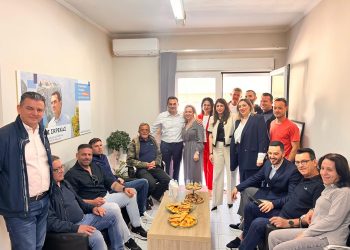 Πλημμύρισε από κόσμο το γραφείο του Κώστα Σκρέκα για την ονομαστική του εορτή
