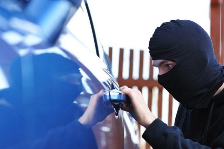Δύο επεισοδιακές κλοπές Ι.Χ.Ε. – Ο πρώτος “φέσωσε” τον βενζινά, ο δεύτερος το πάρκαρε κι άρχισε να τρέχει μόλις είδε αστυνομικούς!!