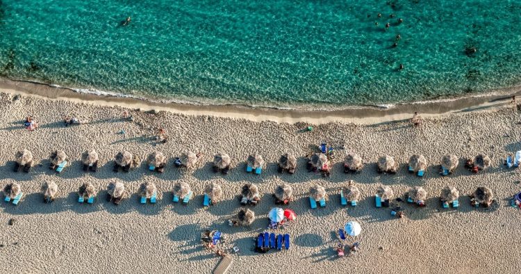 «Τουρισμός για όλους» 2026: Πότε ανοίγουν οι αιτήσεις – Ποιοι θα λάβουν έως και 600 ευρώ