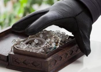 27χρονος και ανήλικος έβαζαν στο μάτι πορτοφόλια, τραπεζικές κάρτες, κοσμήματα και φο μπιζού