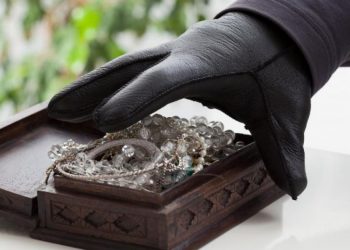 39χρονη “έγδυσε” ηλικιωμένη και χειροδίκησε κατά αστυνομικού!!
