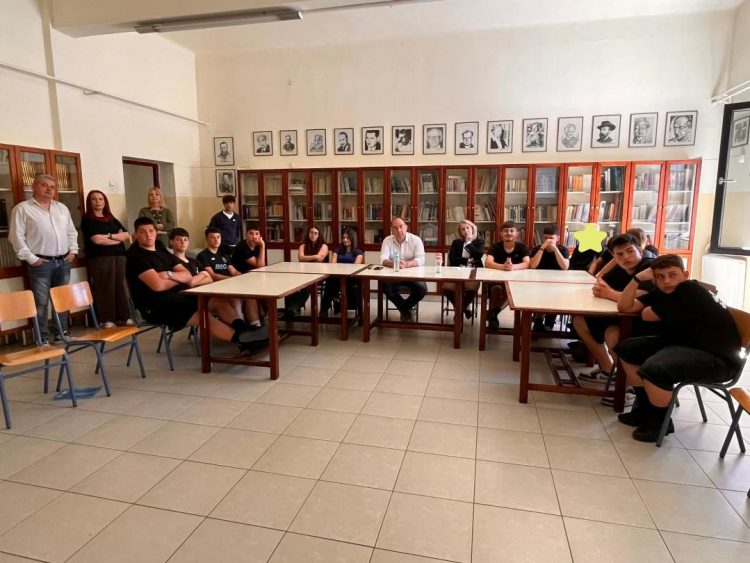 Μαθητές και μαθήτριες στο επίκεντρο της επίσκεψης του Διευθυντή Δευτεροβάθμιας Εκπαίδευσης Τρικάλων στο 1ο Γυμνάσιο