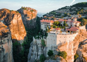 ΥΠΠΟ: Νέα εποχή για τα αρχαία μνημεία με σφραγίδα UNESCO και στρατηγικό σχεδιασμό – Τα Άγια Μετέωρα (ψηλά) στον Κατάλογο [ΦΩΤΟ]