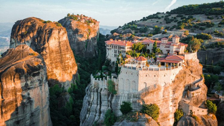 ΥΠΠΟ: Νέα εποχή για τα αρχαία μνημεία με σφραγίδα UNESCO και στρατηγικό σχεδιασμό – Τα Άγια Μετέωρα (ψηλά) στον Κατάλογο [ΦΩΤΟ]