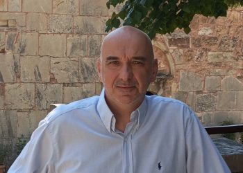 «Πύλη: Ένα Στάδιο-“Φάντασμα” και μια Δημοτική Αρχή σε Μόνιμο “Offside” – Ποιος Χρεώνεται το Λουκέτο στην Ανάπτυξη;»