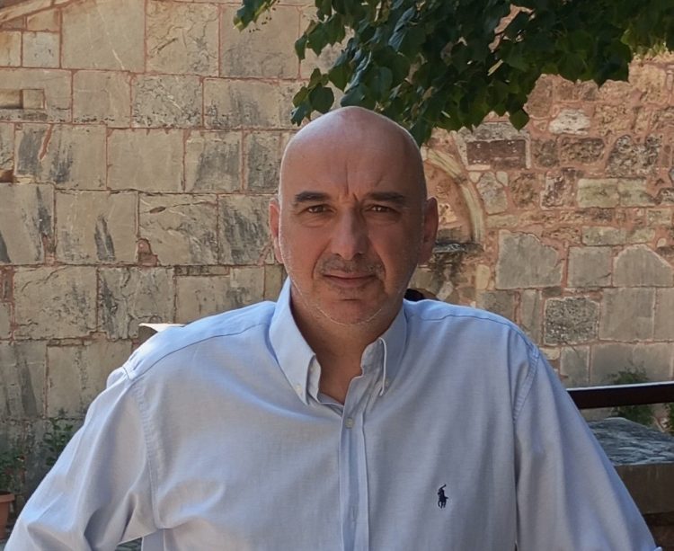 «Πύλη: Ένα Στάδιο-“Φάντασμα” και μια Δημοτική Αρχή σε Μόνιμο “Offside” – Ποιος Χρεώνεται το Λουκέτο στην Ανάπτυξη;»