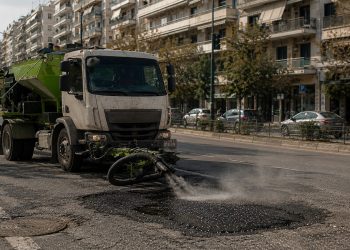 Μηχάνημα κλείνει τις λακούβες σε λίγα λεπτά -Σε ποια ελληνική πόλη;