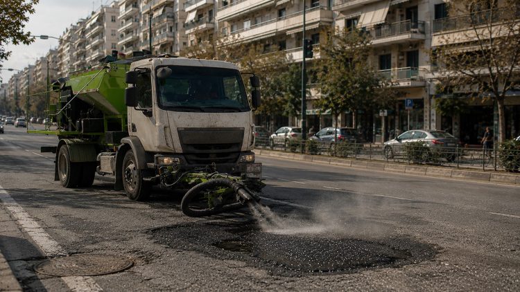Μηχάνημα κλείνει τις λακούβες σε λίγα λεπτά -Σε ποια ελληνική πόλη;