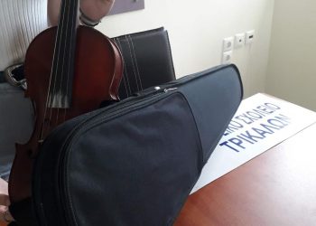 Δωρεά μουσικού οργάνου στο Μουσικό Σχολείο Τρικάλων
