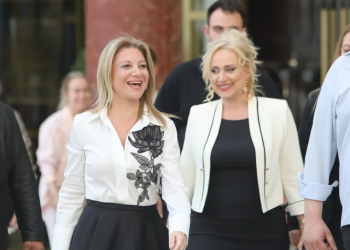 Η Τρικαλινή Μαρία – Χριστίνα Μπακλαβά συνεχώς στο πλευρό της Μ. Καρυστιανού – Ποιον ρόλο αναλαμβάνει στο νέο κόμμα;