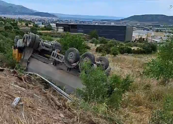 Ντεραπάρισε νταλίκα – Εγκλωβίστηκε στην καμπίνα ο οδηγός της