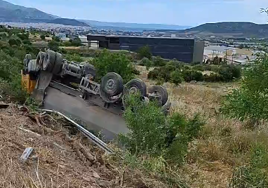 Ντεραπάρισε νταλίκα – Εγκλωβίστηκε στην καμπίνα ο οδηγός της