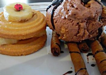 Παγωτό μπανάνα-καραμέλα με κομματάκια σοκολάτας και μπισκότου