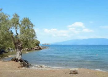 3 παραλίες της Αττικής που μοιάζουν με νησί
