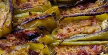 Πιπεριές γεμιστές με αλλαντικά λιαστή ντομάτα και πέστο