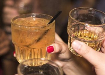 Υπεύθυνη καταστήματος σέρβιρε αλκοόλ σε ανήλικη | 2 συλλήψεις για εκκωφαντική μουσική – Κατασχέθηκαν 3 ηχεία