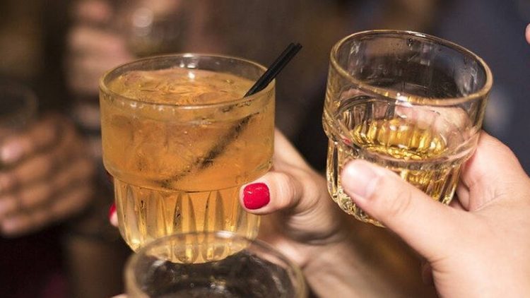 Υπεύθυνη καταστήματος σέρβιρε αλκοόλ σε ανήλικη | 2 συλλήψεις για εκκωφαντική μουσική – Κατασχέθηκαν 3 ηχεία