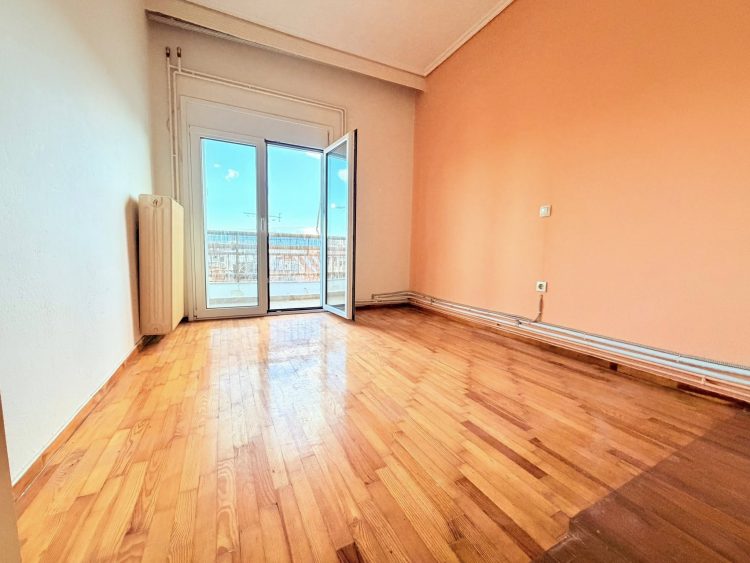 Άμεση πώληση διαμερίσματος 45 τ.μ., 4ου ορόφου, κοντά στην οδό Κονδύλη, στην περιοχή της Πυροσβεστικής.