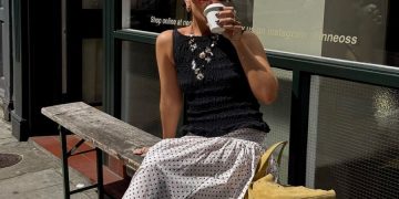 Styling ideas: Τι να φορέσεις στην πόλη το καλοκαίρι (λινό πουκάμισο ή slip dress);