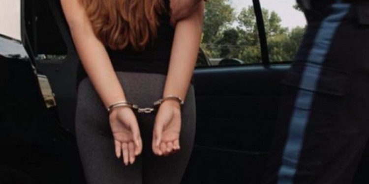 39χρονη βγήκε στην γύρα με σουγιά & μεταλλική γροθιά – Ανήλικος “ποντικός” σε φούρνο