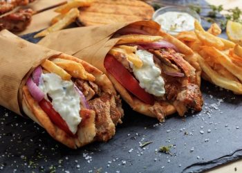 Γιατί τα σουβλατζίδικα «κόβουν» την πατάτα από το τυλιχτό