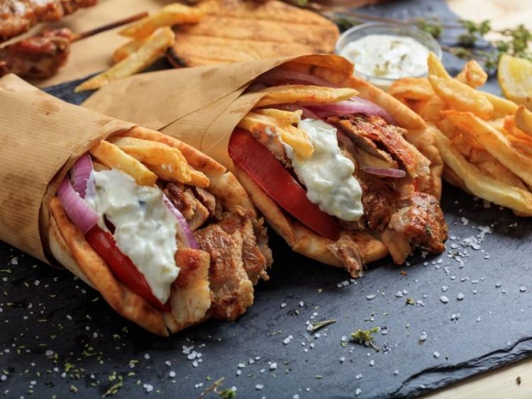 Γιατί τα σουβλατζίδικα «κόβουν» την πατάτα από το τυλιχτό