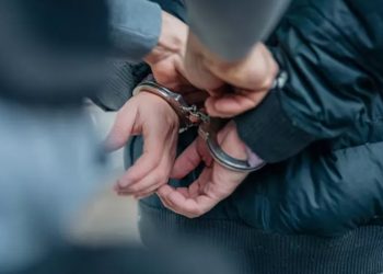 Πέντε συλλήψεις για ναρκωτικά, φοροδιαφυγή και… παράνομη κατασκήνωση
