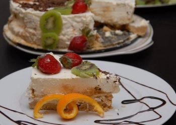 Τούρτα παγωτό πορτοκάλι με βάση μπισκότο της Έφης