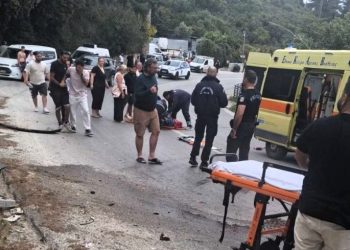 Σοβαρό τροχαίο: Αυτοκίνητο κατέληξε στην είσοδο ξενοδοχείου (ΦΩΤΟ – ΒΙΝΤΕΟ)