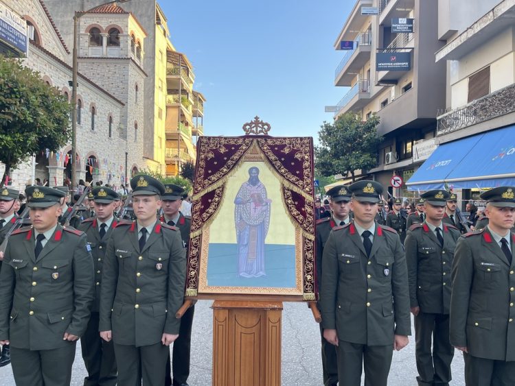 Ο Δήμαρχος Τρικκαίων και μέλη του Δημ. Συμβουλίου στη λιτάνευση της Κάρας του πολιούχου των Τρικάλων Αγίου Βησσαρίωνα