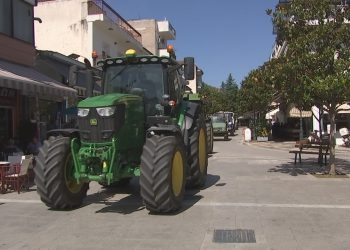 Διαμαρτυρία αγροτών με τρακτέρ στο κέντρο της πόλης των Φαρσάλων (ΦΩΤΟ)