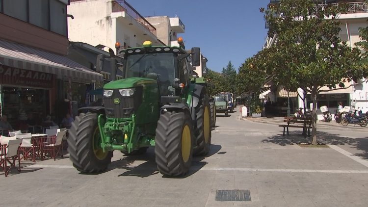 Διαμαρτυρία αγροτών με τρακτέρ στο κέντρο της πόλης των Φαρσάλων (ΦΩΤΟ)