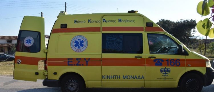 Εσπευσμένα στο Νοσοκομείο 8χρονος – Έπεσε από δέντρο και χτύπησε στο κεφάλι