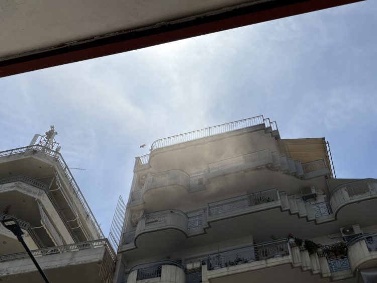 Δείτε φωτογραφίες – βίντεο: Συναγερμός στην Πυροσβεστική για φωτιά σε διαμέρισμα