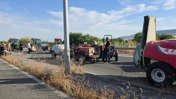 Καλοκαιριάτικα τα τρακτέρ ξανά στους δρόμους! – Αποκλείστηκε συμβολικά ο δρόμος προς Κοζάνη (φωτό – βίντεο)