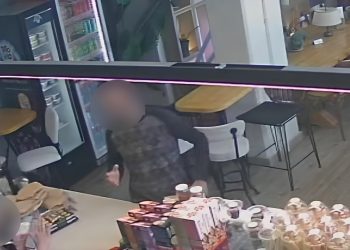 Ανάστατοι καφετεριούχοι γι’ αυτόν τον άγνωστο άνδρα με την περίεργη συμπεριφορά – Δείτε τι έκανε επισκεπτόμενος σειρά café (φωτο)
