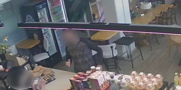 Ανάστατοι καφετεριούχοι γι’ αυτόν τον άγνωστο άνδρα με την περίεργη συμπεριφορά – Δείτε τι έκανε επισκεπτόμενος σειρά café (φωτο)