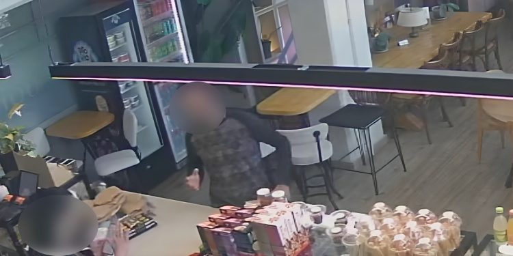 Ανάστατοι καφετεριούχοι γι’ αυτόν τον άγνωστο άνδρα με την περίεργη συμπεριφορά – Δείτε τι έκανε επισκεπτόμενος σειρά café (φωτο)