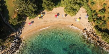 Αυτός είναι ο κρυφός θησαυρός μόλις 80 μέτρων στα παράλια της Λάρισας – Η οργιώδης βλάστηση συναντά τα κρυστάλλινα νερά (φωτο – βίντεο)
