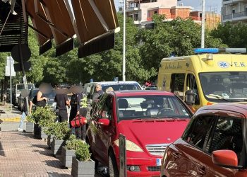 Άνδρας με μηχανάκι έπεσε πάνω σε σταθμευμένο αυτοκίνητο τραυματίστηκε και σωριάστηκε στο οδόστρωμα (φωτο)